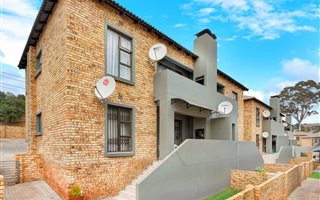2 Bedroom Townhouse in Helderkruin
