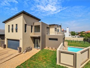 5 Bed House in Hazeldean (Silverlakes Surroundings)