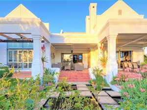 5 Bed House in De Zalze