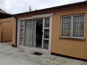 2 Bed House in Trenance Manor