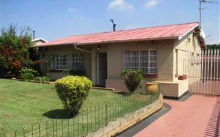 3 Bedroom House in Crown Gardens