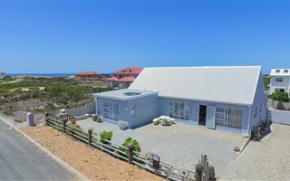 3 Bedroom House in Struisbaai