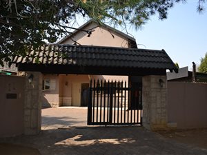 6 Bed House in Harmelia