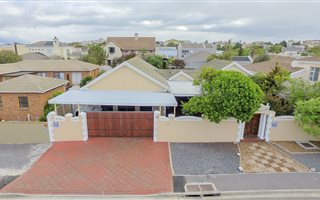 3 Bedroom House in West Beach