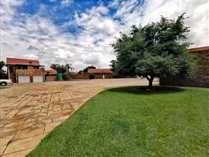 2 Bed Townhouse in Die Hoewes