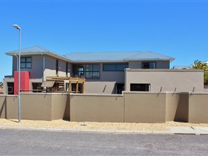 5 Bed House in West Beach
