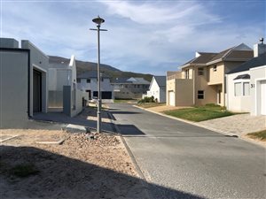 195 m² Land available in Sandbaai