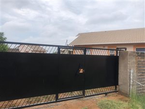 3 Bed House in Roodepan