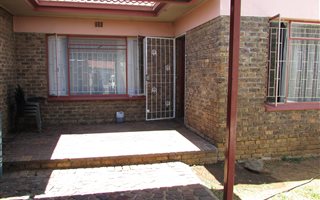 2 Bedroom Townhouse in Randfontein Central