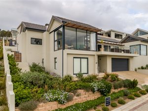 4 Bed House in Somerset West Central