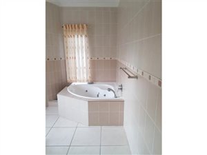 4 Bed House in Sheffield Beach