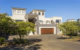 3 Bedroom Simplex in Palm Lakes Estate