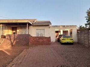 17 Bed House in Kwaggasrand