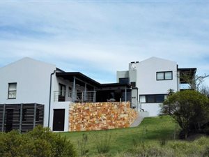5 Bed House in Oubaai and surrounds