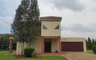 2 Bedroom House in Raslouw AH