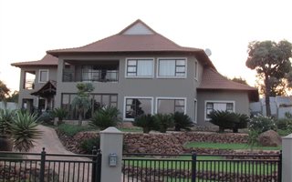 4 Bedroom House in Olympus