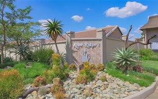 2 Bedroom Simplex in Greenstone Hill