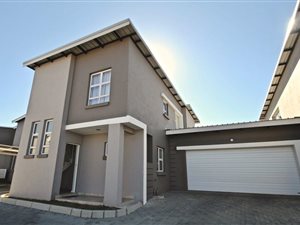 3 Bed Townhouse in Eagle Canyon Golf Estate