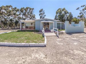 1 ha Smallholding in Sir Lowrys Pass