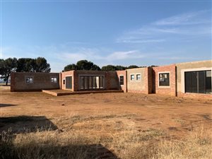 8.4 ha Land available in Elandsheuwel