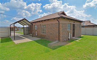 2 Bedroom House in Clayville