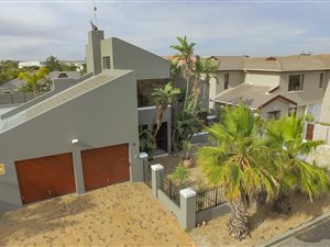 4 Bed House in West Beach
