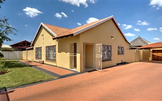 4 Bedroom House in Helikon Park