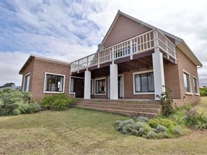 3 Bed House in Boggomsbaai