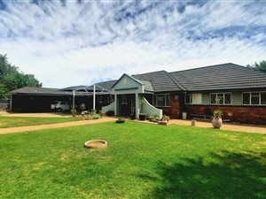 4 Bed Townhouse in Jim Fouche Park