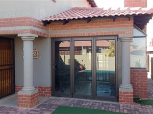 4 Bed Duplex in Rietvalleirand