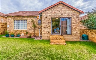 2 Bedroom Simplex in Weltevreden Park