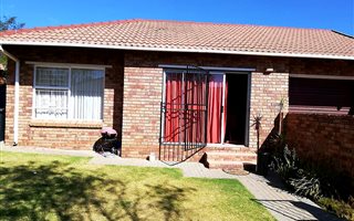 2 Bedroom Townhouse in Wilgeheuwel