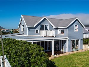 4 Bed House in Pringle Bay