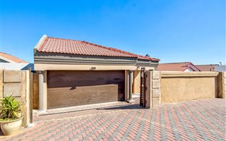 3 Bedroom House in Klipfontein View