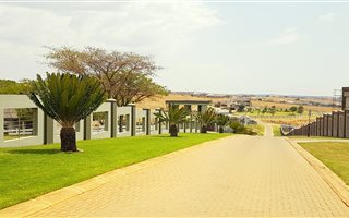 9000 m² Land available in Mooikloof Glen