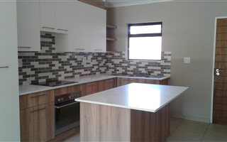 2 Bedroom Flat in Die Hoewes