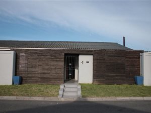 5 Bed House in Grassy Park