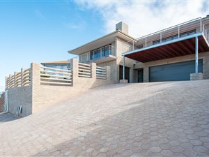5 Bed House in Dana Bay