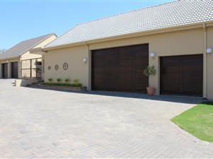 6 Bed House in Poortview