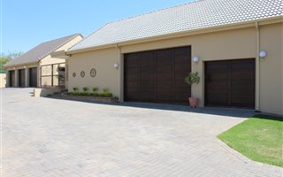 6 Bedroom House in Poortview