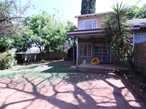2 Bedroom Townhouse in Van Riebeeck Park