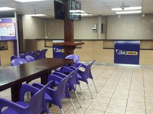 300 m² Commercial space in Bluff