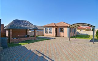 3 Bedroom House in Olievenhoutbos