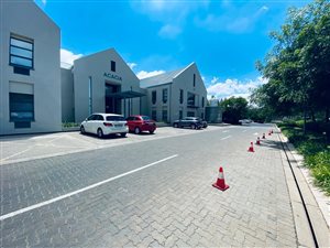 860 m² Commercial space in Die Wilgers