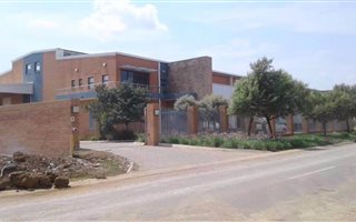 930 m² Industrial space in Willow Park Manor