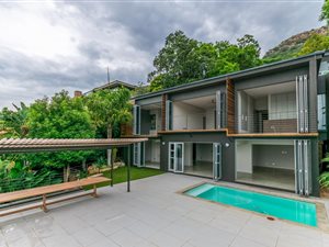 3 Bedroom House in Kosmos