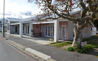 300 m² Retail Space in Stanford