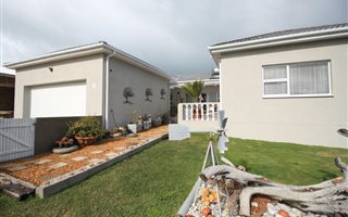 4 Bedroom House in Struisbaai