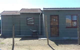 2 Bedroom House in Soweto On Sea