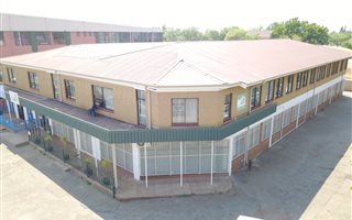 1418 m² Office Space in Carletonville